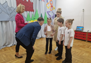 nauczycielka wraz z wychowankami z PP Nr 6 z Oddziałami Integracyjnymi w Zduńskiej Woli odbierają nagrody z rąk Przemysława Holewskiego - Zastępcy Biura Edukacji, Sportu i Spraw Społecznych oraz Agnieszki Sapiejki - dyrektora Publicznego Przedszkola Nr 10 "Pod Słoneczkiem" w Zduńskiej Woli