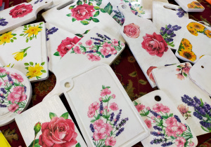 drewniane deski ozdobione bukietami kwiatów wykonane techniką Decoupage
