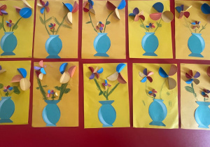 laurki z naklejonym wazonem z kwiatami z kolorowego papieru techniką origamii z kół