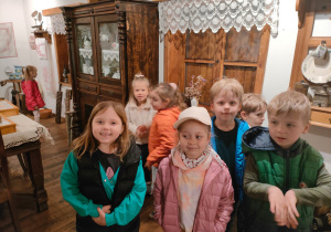 dzieci w pomieszczeniach mieszkalnych