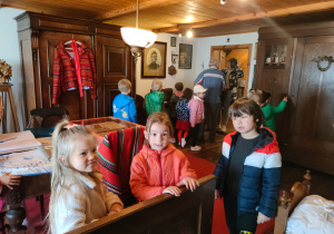przedszkolaki w pokoju wśród pamiątek rodzinnych św. Maksymiliana