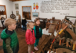 dzieci w pokoju poświęconym historii miasta Zduńska Wola
