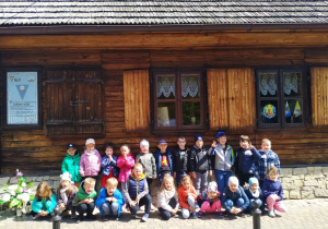 przedszkolaki pozują do zdjęcia przed Domem Urodzin św. Maksymiliana kolbe