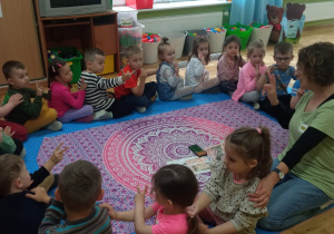 dzieci pokazują dwa palce