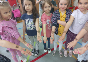 dziewczynki pokazują swoje tatuaże na rękach