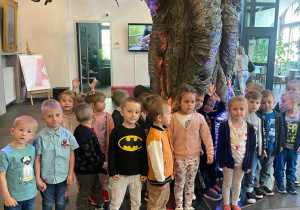przedszkolaki zgrupy VII przed drzewem w Teatrze Lalek "Arlekin" w Łodzi