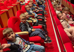 przedszkolaki siedzą na widowni Teatru Lalek "Arlekin" w Łodzi