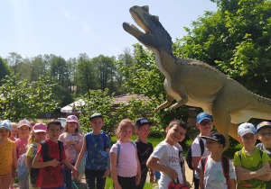 dzieci obok jednego z dinozaurów