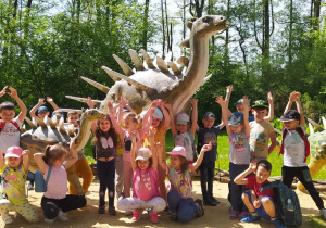 dzieci przed jednego z dinozaurów