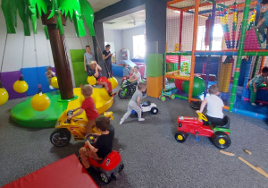 dzieci w Fikolandii jeżdżą samochodami