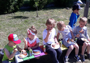 przedszkolaki na grillu w ogrodzie