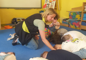 dzieci uczą się pozycji ochronnej przed atakiem psa
