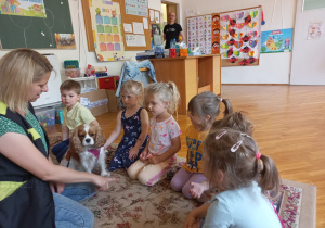 instruktorka wydaje komendę Molly będącej wśród dzieci