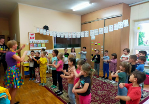 przedszkolaki tańczą z mamą wykonując młynek rękami