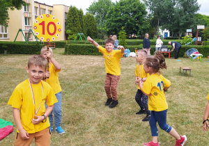 dzieci podskakują z radości po otrzymaniu nagród