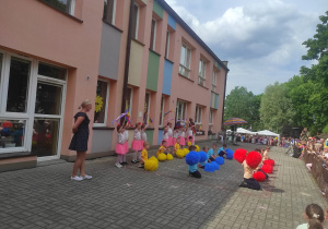 występ starszaków na tarasie przedszkolnym