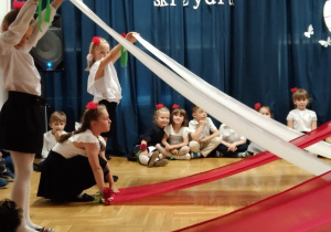 dzieci podczas tańca z szarfami
