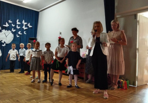 pani dyrektor Publicznego Przedszkola Nr 10 "Pod Słoneczkiem" w Zduńskiej Woli Agnieszka Sapiejka podczas wręczania dyplomów