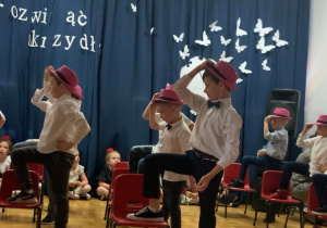chłopcy w tańcu z krzesłami