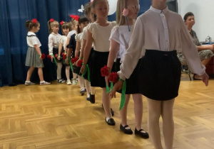 dziewczynki stoją w rzędzie do poloneza