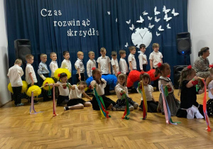 starszaki w tańcu zszrfami i pomponami