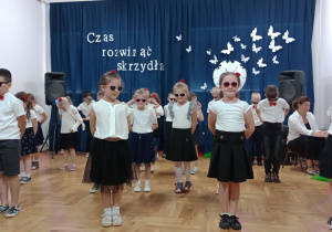 przedszkolaki w czarnych okularach podczas tańca