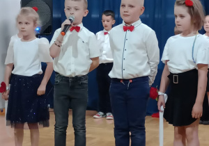 czteroosobowa grupa dzieci recytuje wiersz