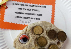 rybka z masy solnej wyklejona groszami z wierszykiem dla taty