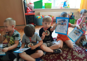 chłopcy z grupy III z dyplomami i okolicznościowymi medalami zawieszonymi na szyi