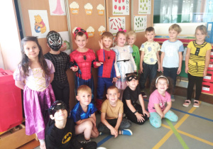dzieci z grupy IV pozują do zdjęcia grupowego