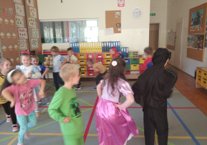 taniec przedszkolaków w kole