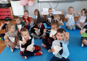 przedszkolaki jedzą prażoną kukurydzę do degustacji