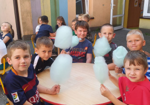 przedszkolaki z watą cukrową