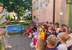 przedszkolaki na tarasie słuchają wiadomości o kukurydzy
