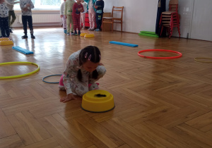 piżamkowe zabawy sportowe na sali gimnastycznej
