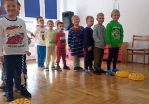 piżamkowe zabawy sportowe na sali gimnastycznej