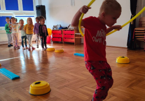 piżamkowe zabawy sportowe na sali gimnastycznej - tor przeszkód