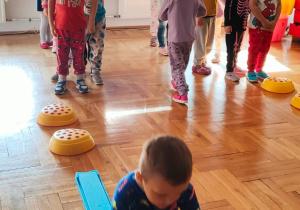 piżamkowe zabawy sportowe na sali gimnastycznej - tor przeszkód