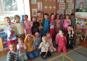 starszaki z grupy IV w piżamkach