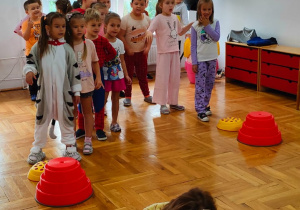 piżamkowe zabawy sportowe na sali gimnastycznej - tor przeszkód