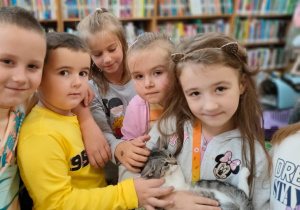 przedszkolaki trzymają kota