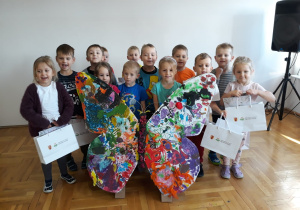 dzieci z grupy VII z dużym kolorowym motylem