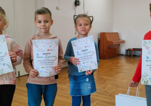 przedszkolaki z dyplomami z warsztatów przyrodniczych