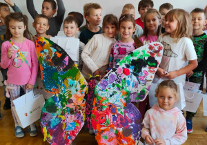 dzieci z dyplomami z warsztatów przyrodniczych oraz drobnymi upominkami