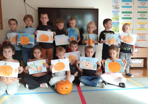 zdjęcie grupowe dzieci z pracami plastycznymi na temet dyni