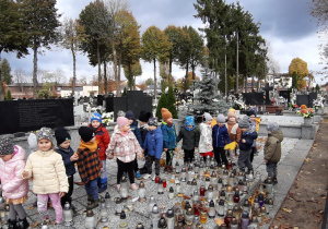 przedszkolaki pod pomnikiem