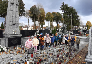 przedszkolaki pod pomnikiem