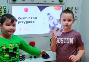 chłopcy w kokpicie rakiety