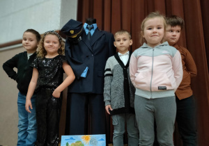 przedszkolaki obok munduru kolejarza