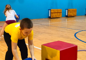 chłopiec układa piankowe, duże klocki